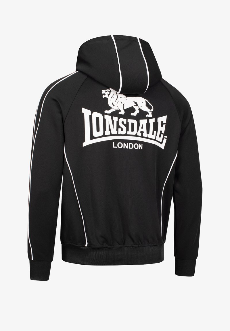 Crna majica s kapuljačom s bijelim detaljima i Lonsdale London logotipom. Ima prednji džep u obliku kengura i rebraste rukave, izrađena je od mekog, laganog materijala.