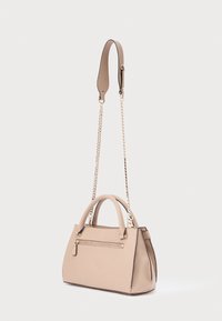 Borsa strutturata beige con doppi manici e tracolla a catena rimovibile. Presenta una tasca frontale con cerniera e una superficie texturizzata con cuciture decorative.