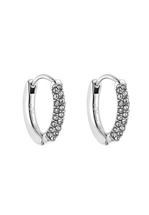 Sølv øreringe i hoop-design med to rækker af små klare krystaller foran, glat poleret bagside og hængslet lås.