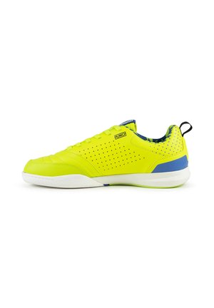 Chaussure de sport jaune vif avec des accents bleus, côtés perforés, semelle blanche et languette à tirer au talon, vue de l’extérieur.