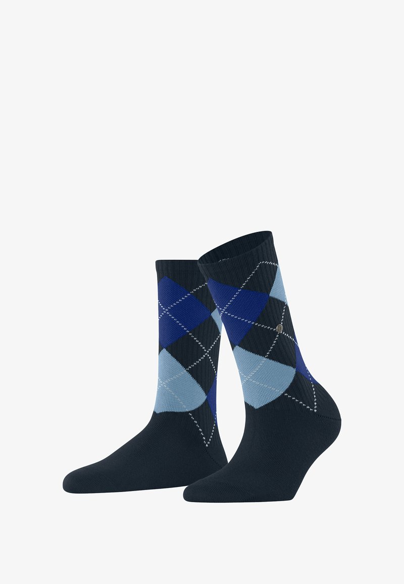 Chaussettes bleu marine avec un motif argyle en bleu clair et des teintes plus foncées, présentant un tricot texturé, un embout renforcé et des coutures blanches.