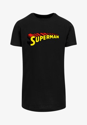 Černé bavlněné tričko s odvážným žlutým a červeným logem "SUPERMAN", s zakřiveným designem, umístěným přes oblast hrudníku.