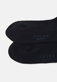 Czarne bawełniane skarpetki z prążkowaną fakturą, z nadrukiem "FALKE" i "HAPPY" w ciemnoniebieskim kolorze po bokach. Elegancki i prosty design.