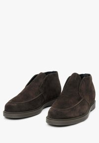 Hnědé semišové kotníkové boty s hladkým povrchem, zaoblenou špičkou, jemným prošíváním a nízkou gumovou podrážkou pro zvýšení pohodlí.