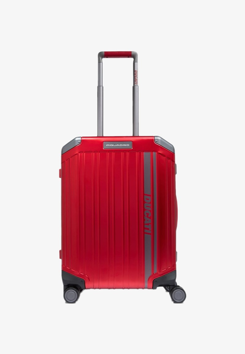 Rode harde koffer met ribbelontwerp, zilveren accenten, uittrekbare handgreep en soepel rollende wielen. Voorzien van Piquadro en Ducati branding.