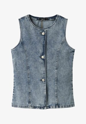 Be rankovių šviesiai mėlynas džinsinis liemenė su apvalia apykakle ir trimis sidabrinėmis sagomis priekyje, pažymėta vidutinio dydžio.