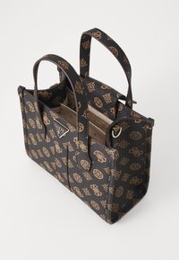 Hnedobéžová a čierna taška na rameno s textúrovaným povrchom, s kovovými prvkami v zlatej farbe, dvojitými uchami a vnútorným oddelením.