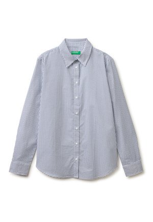 Biała koszula z długim rękawem na guziki, z czarnym wzorem w kwadraty i ostrokątnym kołnierzem, rozłożona na płasko na białym tle.