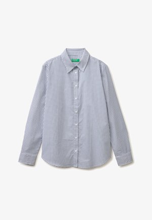 Weißes langärmliges Hemd zum Knöpfen mit schwarzem Karomuster und spitzem Kragen, flach auf weißem Hintergrund liegend.