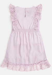 Liliowa sukienka z koronkowymi falbanami na rękawach i u dołu, z gumką w talii i zapięciem na guziki z tyłu. Gładki, lekki materiał.