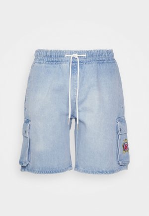 Lyseblå denim cargo-shorts med elastisk linning, hvid snøre, sidelommer med klap og broderet våbenskjold på højre lomme.