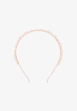 Un bandeau avec une fine monture en métal rose doré ornée de petites pierres blanches translucides de forme irrégulière le long du bord supérieur.