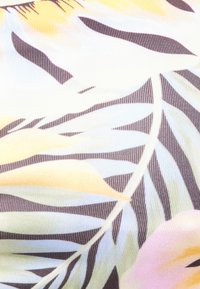 Estampado de tecido floral com folhas em verde claro, amarelo e rosa sobre um fundo escuro, com textura fina em nervuras e padrões de folhas variados.