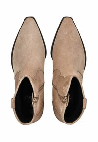 Bottines en suède beige clair avec un bout pointu, des zips latéraux et un design texturé. Intérieur lisse et détails de couture minimalistes.