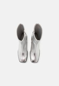 Monki Botas clássicas de cano curto - silver metallic