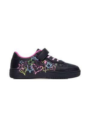 Zapatilla infantil negra con forro rosa, cierre de velcro, cordones y patrones coloridos de estrellas y corazones en el lateral.