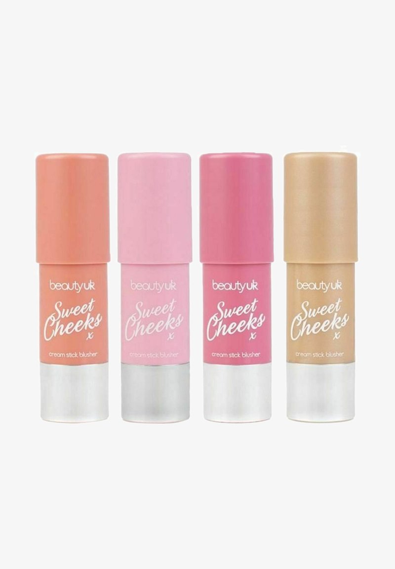 Fyra krämrouge i stiftform med cylindrisk förpackning: persika, ljusrosa, djupare rosa och gyllene nyanser. Metallisk silverbas, märkt "Sweet Cheeks."