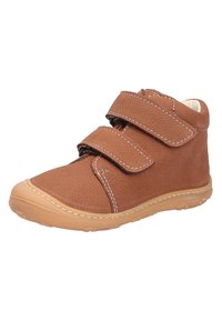 Stivale alla caviglia in pelle marrone con due strap in velcro, dettagli cuciti e suola in gomma. Texture liscia e design con punta arrotondata.