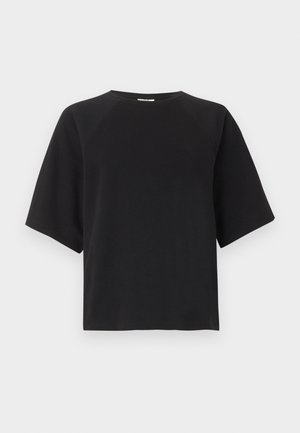 Zwart T-shirt met korte mouwen en ronde hals, met een comfortabele pasvorm en eenvoudig ontwerp, afgebeeld tegen een effen witte achtergrond.