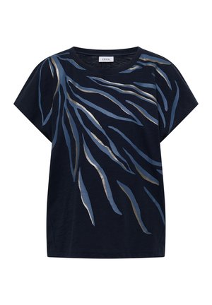 T-shirt bleu marine à manches courtes avec un motif de rayures ondulées abstraites argent métallisé et bleu sur le devant et les manches.
