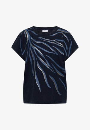 Marineblå kortærmet t-shirt med abstrakt metallisk sølv og blå bølgestribet mønster over front og ærmer.