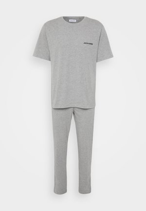 Set de lenjerie de casă din bumbac gri, format dintr-un tricou cu mânecă scurtă și pantaloni lungi. Tricoul include un mic logo negru pe față.