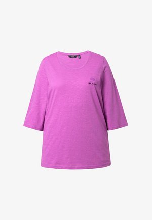 Lavendellila Damen-T-Shirt mit Dreiviertelärmeln, rundem Ausschnitt und kleinem schwarzem Text "L'Art des fleurs" nahe der Brust.