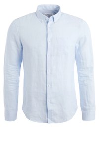 Ljusblå skjorta med knappar i linne, med långa ärmar, en bröstficka och en klassisk krage. Slät textur och minimalistisk design.