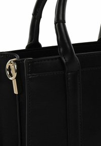 Sort læder skuldertaske med to hanke, et guldfarvet hardware-element og et struktureret design. Har en glat overflade og en minimalistisk stil.