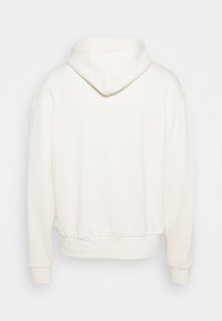 Hladká off-white mikina s kapucí zobrazená zezadu, s dlouhými rukávy a žebrovanými manžetami a lemem.