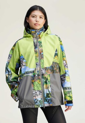 Chaqueta con capucha que presenta una parte superior verde vibrante y detalles de impresión fotográfica de la naturaleza, con una sección inferior gris y cierre de cremallera.