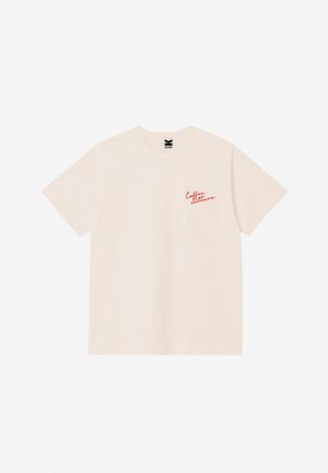 Beige T-shirt met korte mouwen, rode cursieve tekst "Coffee culture" op de linkerborst en een ronde hals.