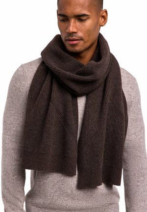 Sciarpa di lana lavorata a maglia di colore marrone scuro con una texture a coste, drappeggiata attorno al collo, abbinata a un maglione grigio chiaro. Tessuto liscio e caldo.