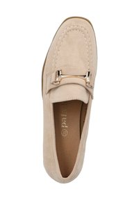 Mocassini in suede beige con dettagli cuciti e un accento in metallo dorato sulla parte superiore. Suola piatta, punta arrotondata, design semplice e elegante.
