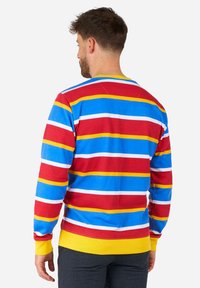 Sudadera a rayas en azul, rojo, amarillo y blanco; cuenta con cuello redondo, mangas largas y puños y dobladillo acanalados. Fabricada en algodón ligero.