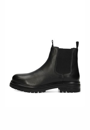Botín Chelsea de cuero negro con acabado texturizado, paneles laterales elásticos, tirador y suela robusta. Diseño clásico con silueta suave.