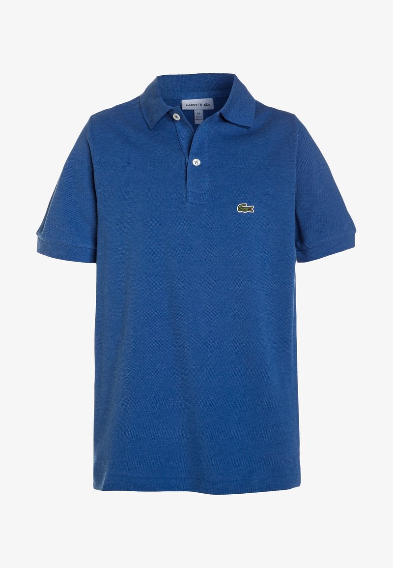 Modrá polo košile vyrobená z texturované bavlny, s límečkem, dvěma knoflíky a malým zeleným krokodýlem na hrudi.