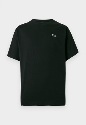 Schwarzes Baumwoll-T-Shirt mit Rundhalsausschnitt, kurzen Ärmeln und kleinem weißen Sneaker-Logo auf der linken Brust. Weiche Textur, lässige Passform.