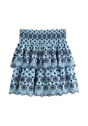 Vaaleansininen kerroksellinen hame, jossa on joustava vyötärönauha, musta kukkakirjailu ja aaltoilevat reunat jokaisessa kerroksessa.