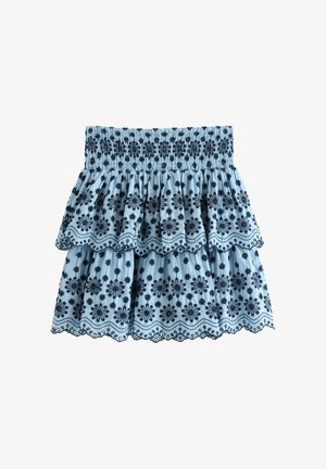 Vaaleansininen kerroksellinen hame, jossa on joustava vyötärönauha, musta kukkakirjailu ja aaltoilevat reunat jokaisessa kerroksessa.