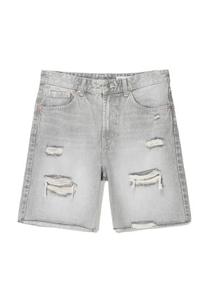 Shorts en denim gris à coupe décontractée, avec des détails usés et des bords effilochés. Le design inclut des accents métalliques et des poches classiques.