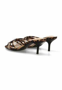 Sandalias de tacón abiertas con un patrón de print de leopardo, con tiras negras y un tacón negro delgado, hechas de un material texturizado.