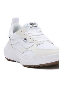 Baskets blanches Vans UltrARange avec semelle épaisse, panneaux en suède et mesh, languette de marque, et étiquette logo sur le côté, vues de biais de face.