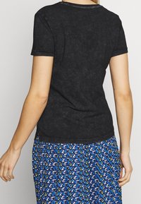 Guess Triko s potiskem - black