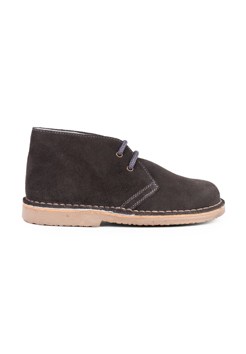 Botas de tobillo de ante gris oscuro con punta redonda, dos cordones, costuras en contraste y suela de goma beige.