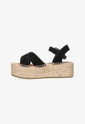 Sandalias de plataforma negras de espadrille con tiras de tela texturizada, suela de yute trenzado y correa ajustable en el tobillo.