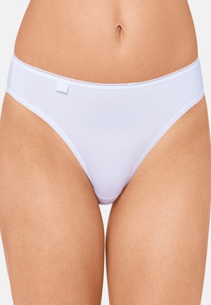 Perizoma bianco in cotone con finitura liscia, caratterizzato da una fascia stretta in vita e dettagli sottili. Senza motivi o parti metalliche visibili.