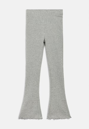 Szare legginsy z rozszerzanymi nogawkami o miękkiej fakturze, z ozdobnym falowanym wykończeniem u dołu, wykonane z elastycznego materiału. Prosty, dopasowany krój.