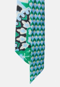 Zijde sjaal met abstracte patronen in blauw, groen en zwart. Heeft aan de ene kant een bloemdessin en aan de andere kant ruitvormen.