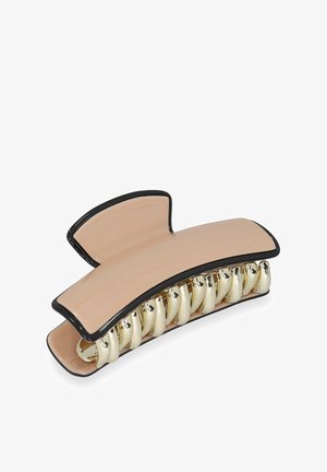 Fermaglio per capelli in plastica di un rosa soffice con contorno nero, caratterizzato da dettagli metallici dorati e un design curvo intrecciato sulla chiusura.